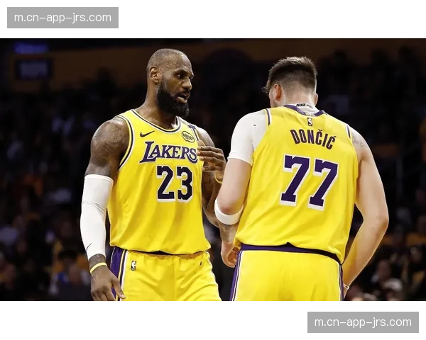 湖人首发阵容保持稳定 东契奇詹姆斯搭档后场效果显著